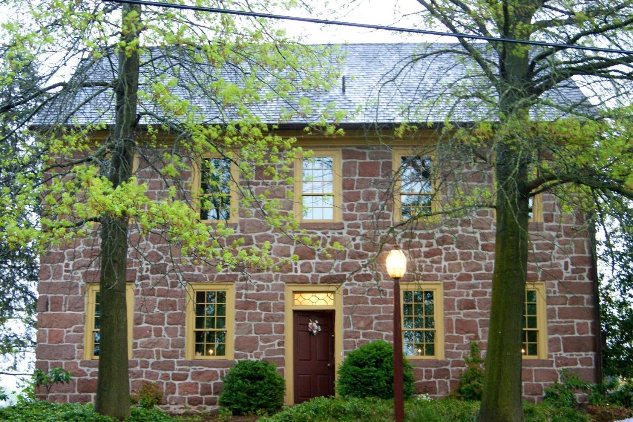 Brownstone Colonial Inn Reinholds Exterior foto